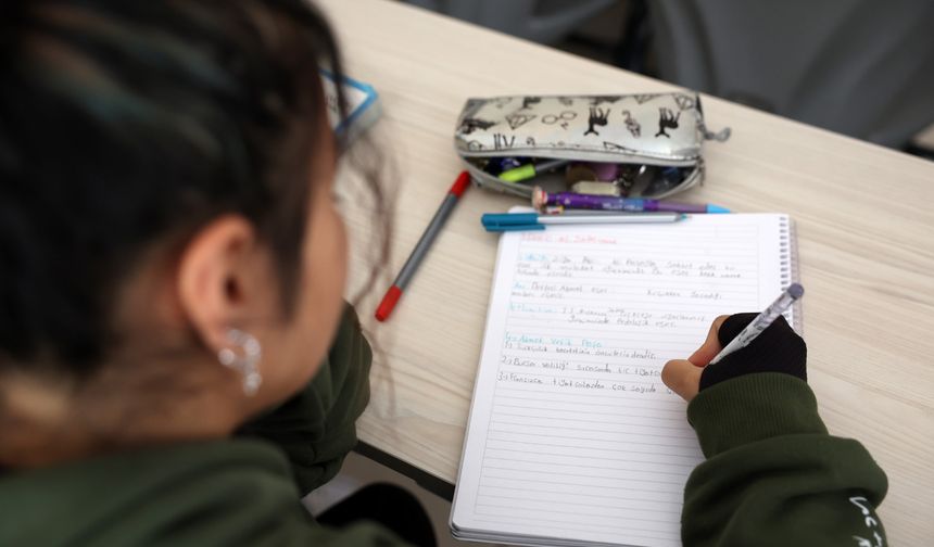 Yapay zeka destekli ‘Ödev karaborsası’ çocuğa tehdit