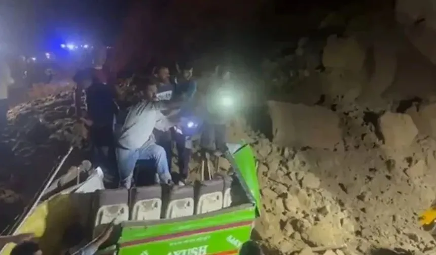 Hindistan'da otobüs heyelan altında kaldı: 15 ölü