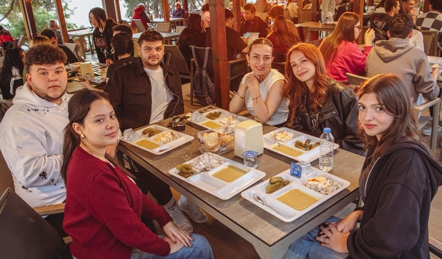 Kuşadası'nda üniversite öğrencilerine ücretsiz akşam yemeği desteği başladı
