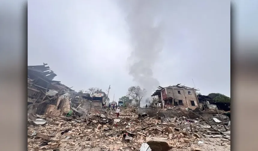 Myanmar’da ordu yamaç paraşütüyle festival alanını bombaladı: En az 40 ölü