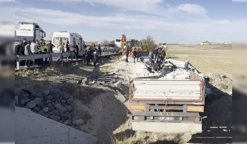 Şarampole devrilen tırın sürücüsü hayatını kaybetti