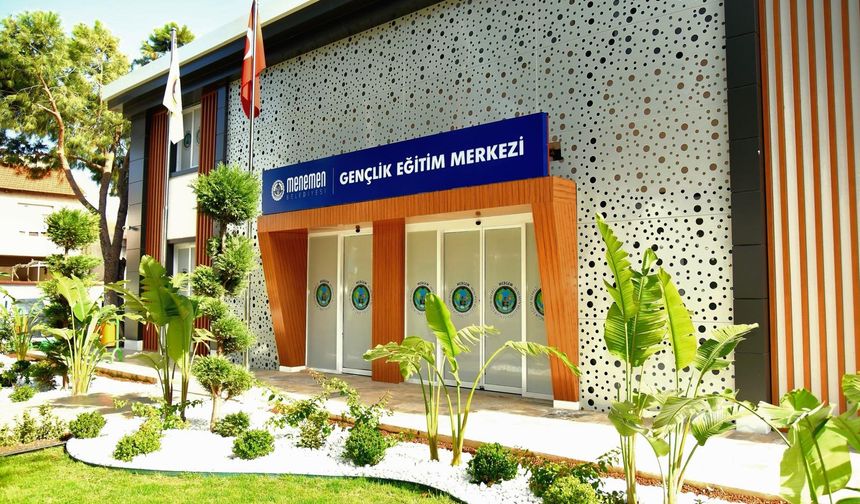 Menemen Belediyesi öğrencilere 10 bin dijital eğitim paketi dağıttı