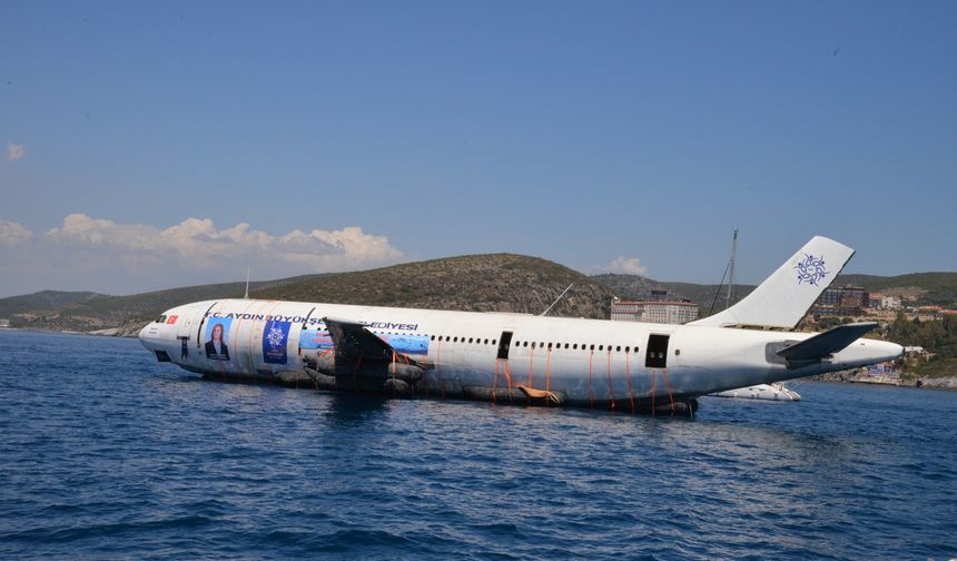 Kuşadası'ndaki batık uçak, yabancı turistlerin gözdesi oldu