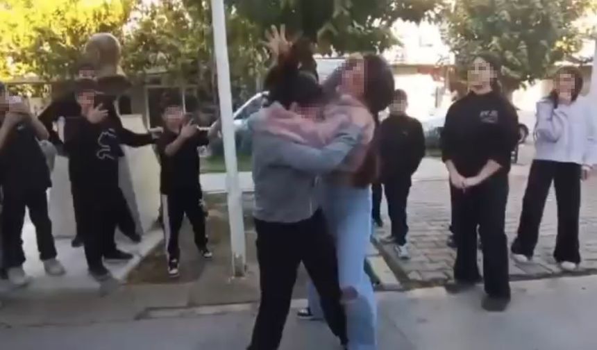 İzmir'de Ortaokullu kızlar birbirine girdi, arkadaşları ayırmak yerine video çekti