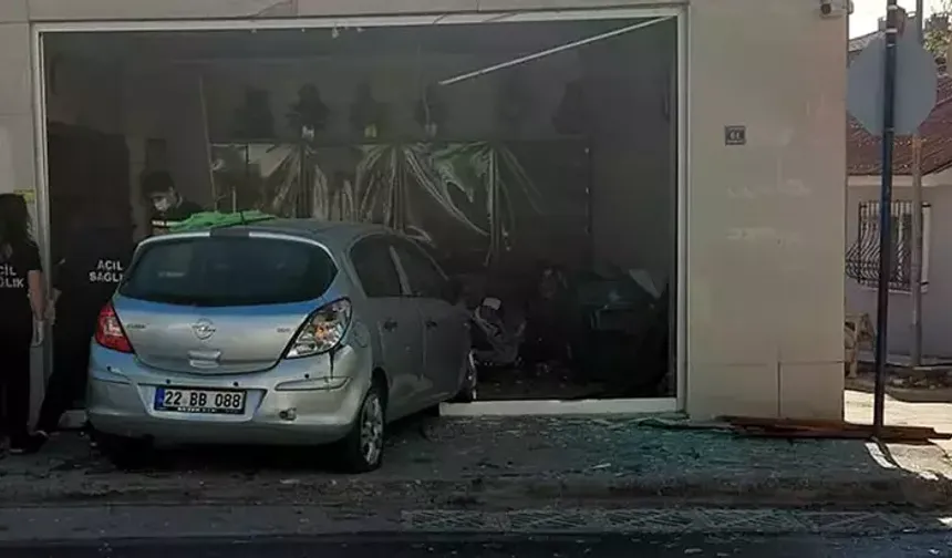 Otomobil fırına daldı: 4 kişi yaralandı