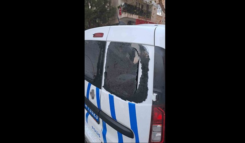 İzmir'de polis aracına  saldırıp, camını kırdılar