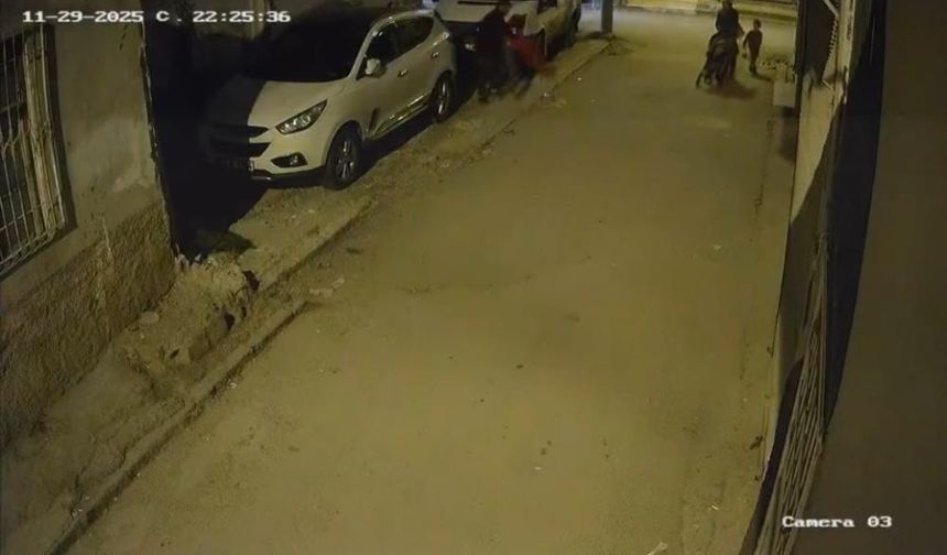 Şoke eden olay! Baba çocuğunu arabaya vurdu, yere fırlattı!