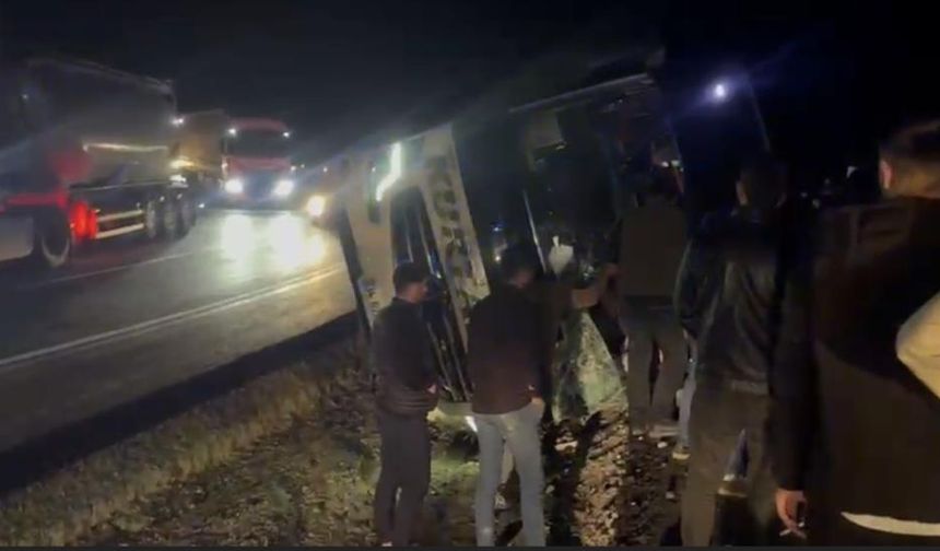 Yolcu otobüsü devrildi: Çok sayıda yaralı var!