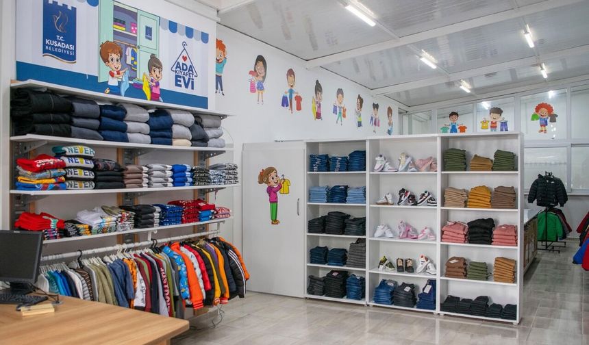 Ada Kıyafet Evi, minik yüzleri güldürüyor