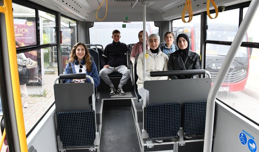 Balıkesir Büyükşehir'in ulaşım hizmeti öğrencilerin yüzünü güldürdü