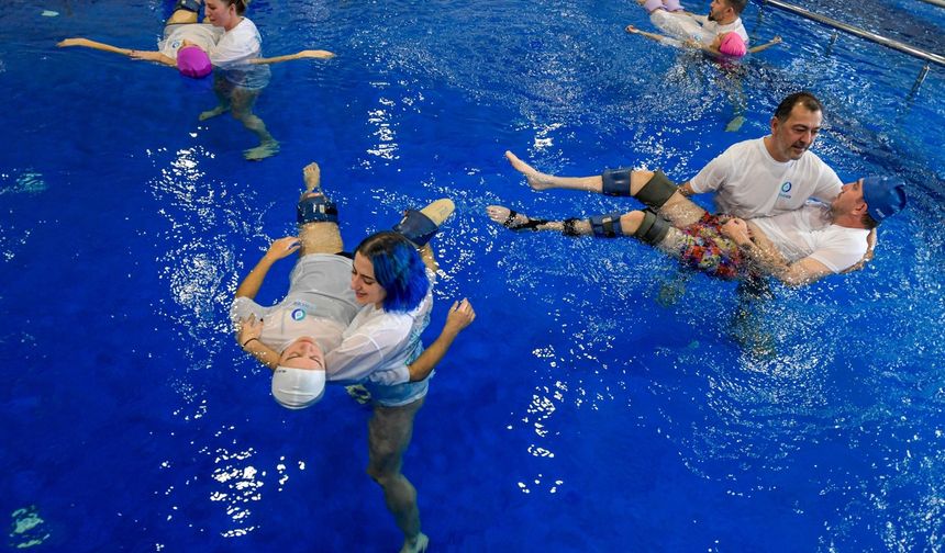 İzmir'de engeller, suyun iyileştirici gücüyle aşılıyor