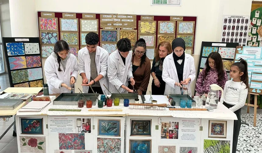 İzmir’de öğrenciler ebru sanatıyla fiziği buluşturdu