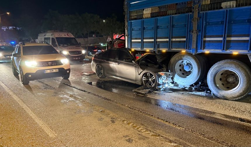 Lüks otomobil kamyona arkadan ok gibi saplandı: 1 ölü, 2 yaralı