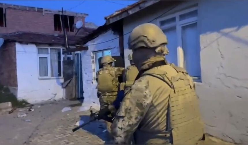 Özel harekat destekli narkotik operasyonu: Çok sayıda madde ve silah ele geçirildi