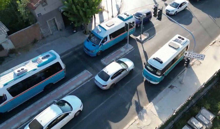 İzmir'de trafikten kaçan dolmuş şoförü 200 metre ters şeritte gitti