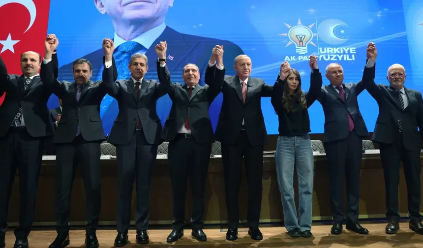 Cumhurbaşkanı Erdoğan, AK Parti’ye katılan 4 belediye başkanına rozet taktı