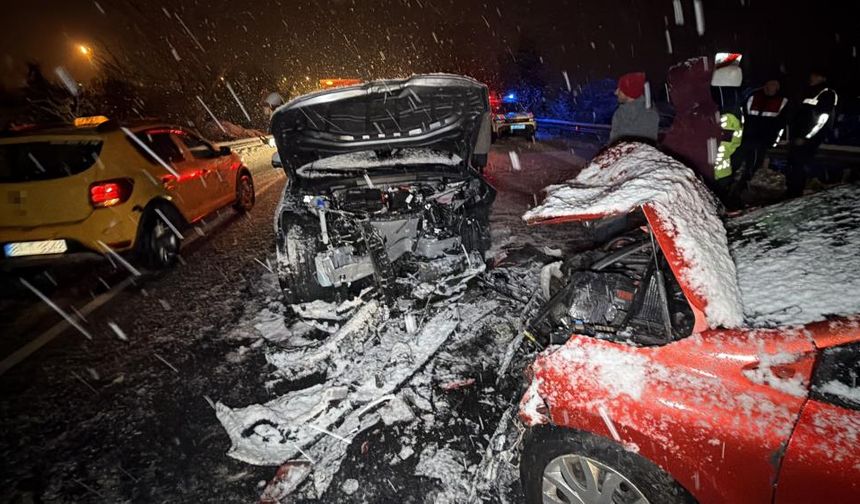 Kar yağışı kazaya neden oldu: İki otomobil kafa kafaya çarpıştı, 7 yaralı!