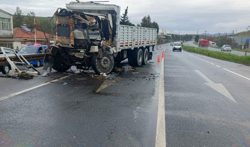 Aliağa'da feci kaza: Belediye kamyonuna çarptı, araçta sıkışarak can verdi!
