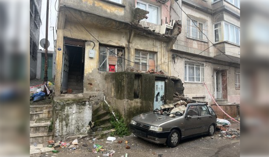 İzmir’de balkon çöktü, otomobil hurdaya döndü
