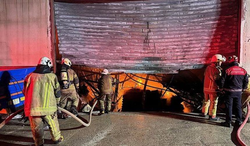 İzmir’de mobilya atölyesinde  yangın çıktı! Ekiplerin müdahalesi sürüyor