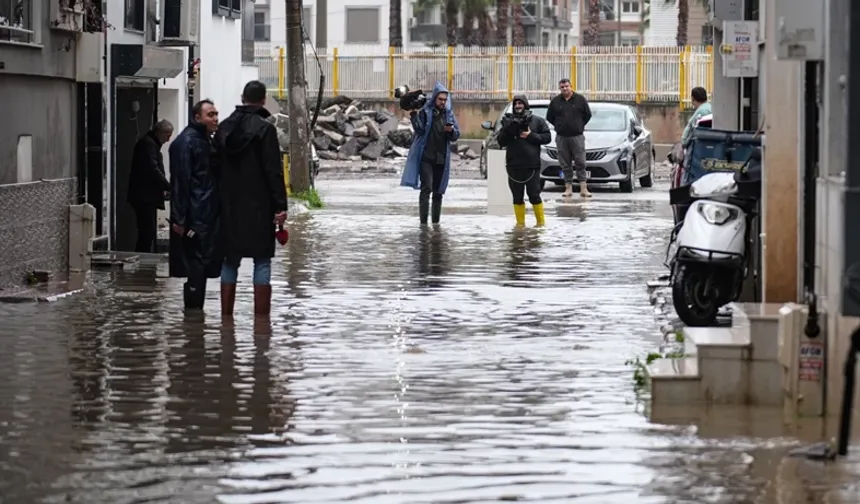 Karşıyaka'da otopark ve bodrum katları sular altında kaldı