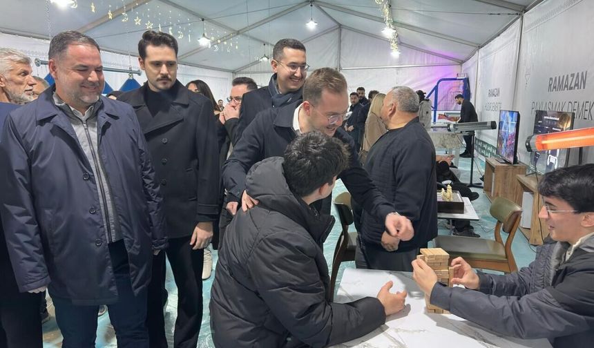 AK Gençlik İzmir'den 'Ramazan Çadırı Genç Nokta' açılışı