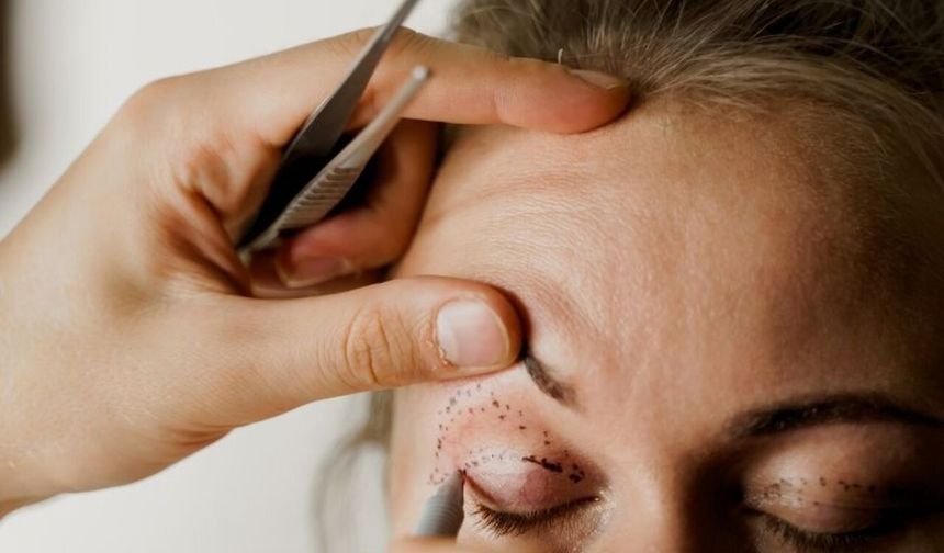 Göz çevresi yaşlanmanın ilk sinyallerini veriyor: 'Blefaroplasti' giderek yaygınlaşıyor