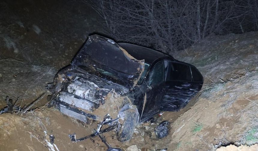 Kontrolden çıkan araç şarampole uçtu: 2'si ağır 5 yaralı