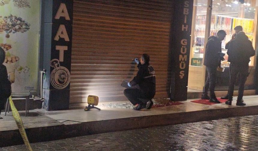 Silahlı saldırı şoku: Motosikletli saldırganlar iş yerine kurşun yağdırdı!