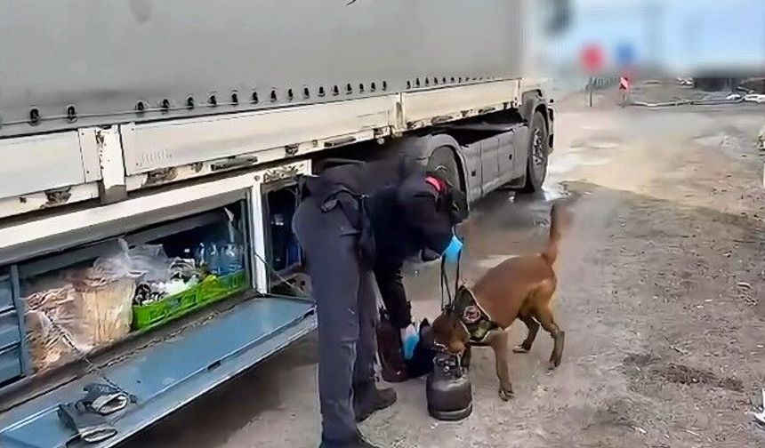 Şok operasyon: Tüp içine gizlenmiş 8 kilo metamfetamin ele geçirildi