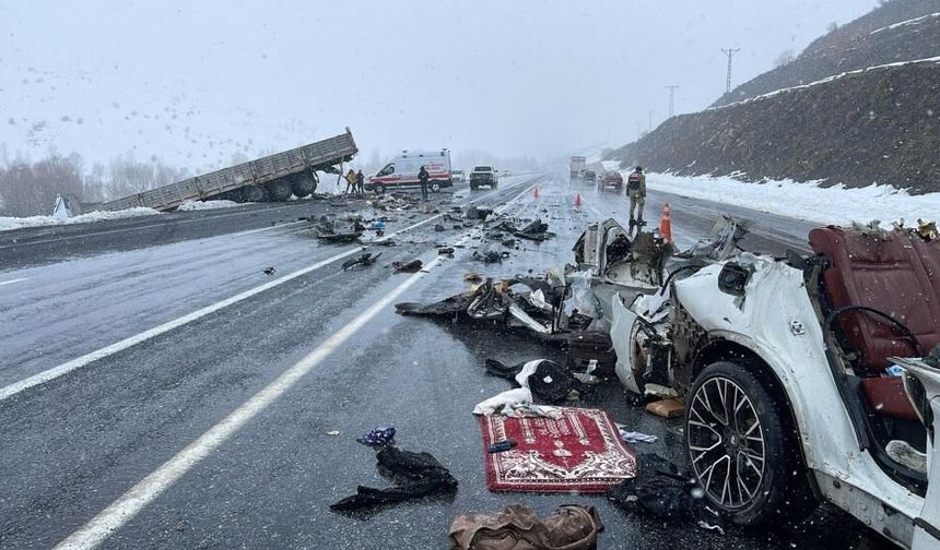 Tır ile otomobil çarpıştı, ortalık savaş alanına döndü: Ölü ve yaralılar var!