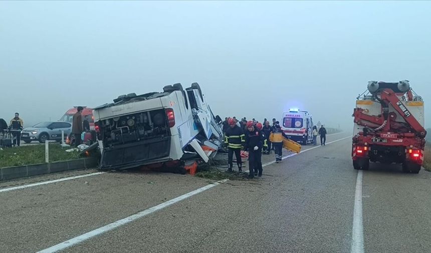 Yolcu otobüsü devrildi: 2 kişi hayatını kaybetti, 23 kişi yaralandı