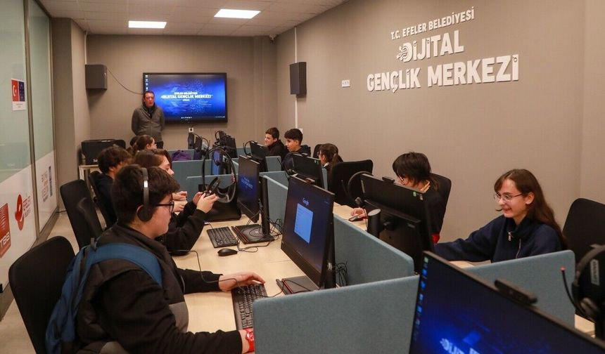 Efeler’de Dijital Gençlik Merkezi ilgi odağı oldu