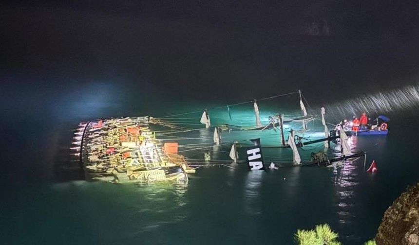 Fırtınada sürüklenen tekne kayalıklara çarptı: 1 ölü