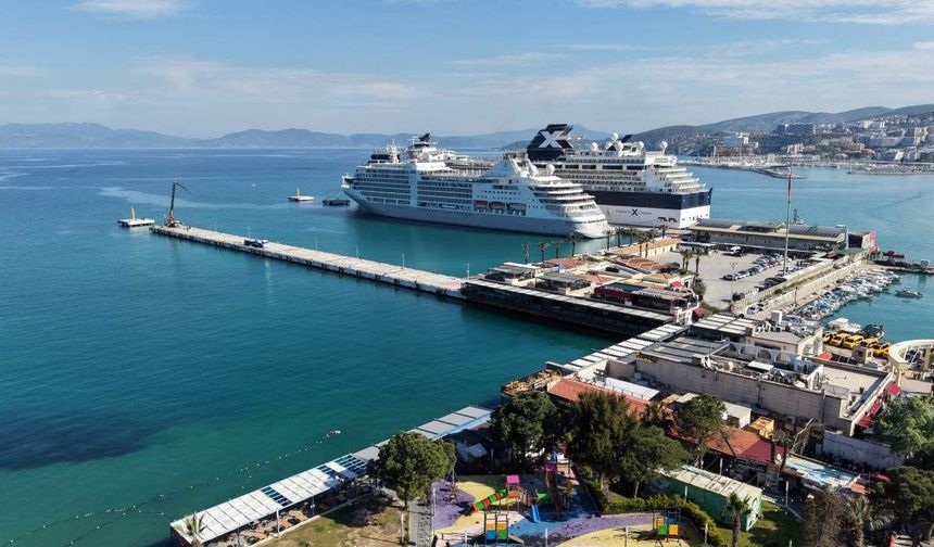 İki kruvaziyerle binlerce turist Kuşadası'na geldi