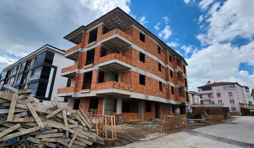 Dengesini kaybeden 65 yaşındaki inşaat işçisi çatıdan düşerek öldü