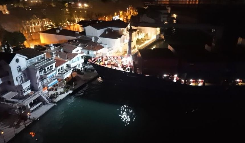 İstanbul Boğazı’nda tehlikeli anlar: 147 metrelik gemi yalıya metreler kala kıyıya oturdu
