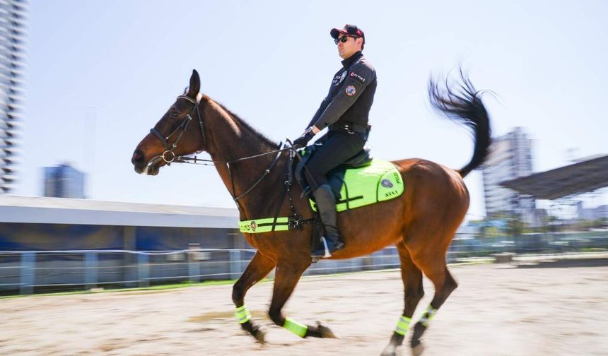 İzmir sahil atlı polislere emanet