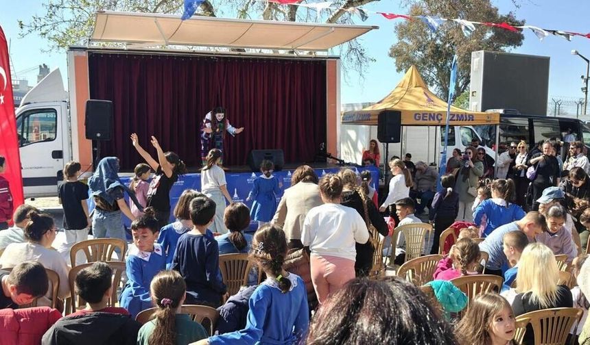 İzmir'de gezici sahne ilçe ilçe bayram neşesi taşıyor