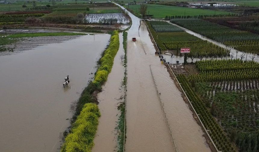 İzmir'de etkili olan sağanak yağış günlük yaşamı olumsuz etkiledi