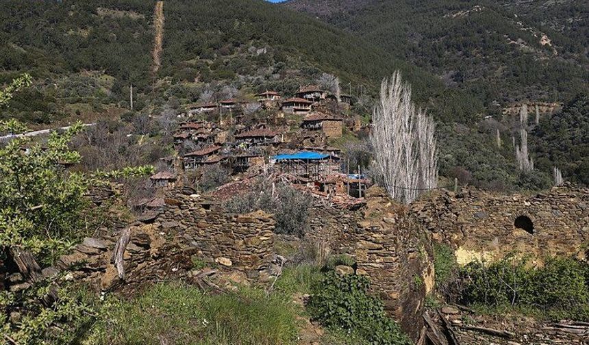 İzmir'in hayalet köyü olarak bilinen Lübbey turizme açılacak