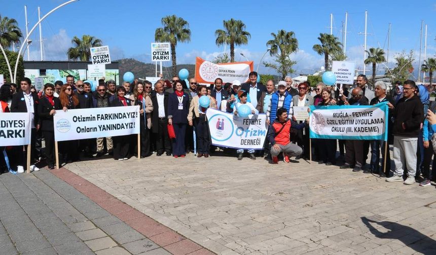 Otizm farkındalığı için mavi balonlu yürüyüş