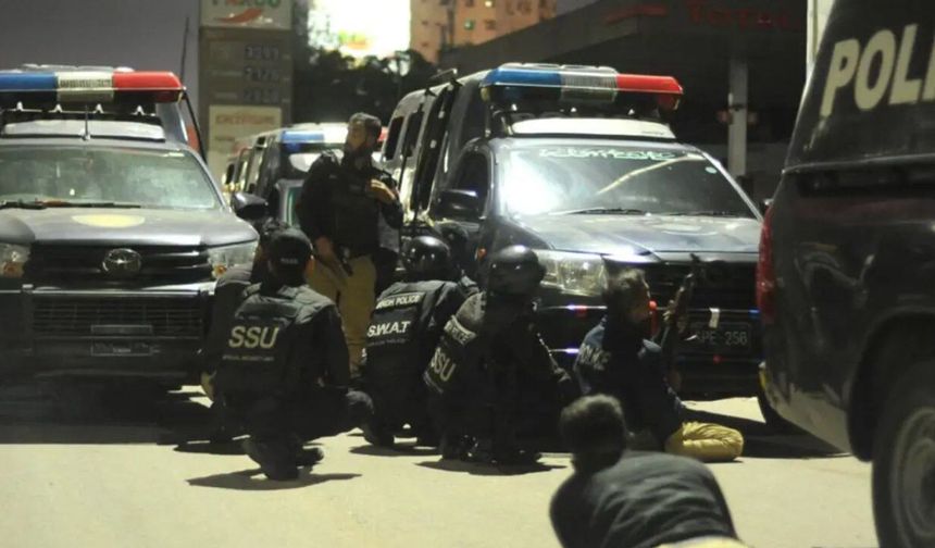 Pakistan'da polis karakoluna bombalı araçla saldırı: 5 ölü