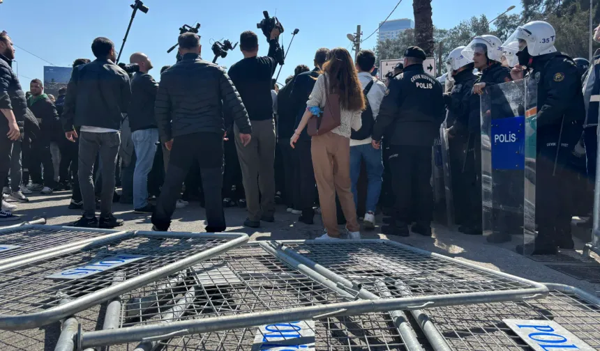 Meslek Fabrikası önündeki polis barikatı yıkıldı: Polis biber gazı sıktı!