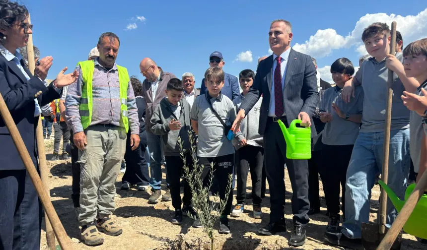 Milas’ta 23 Nisan’a özel 4 bin fidan toprakla buluştu