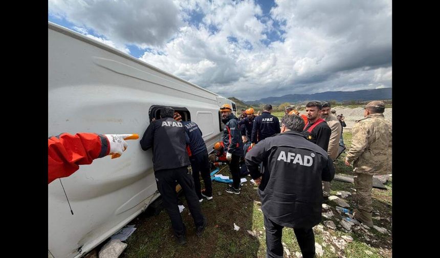 Yolcu otobüsü devrildi: 1 ölü, 13 yaralı