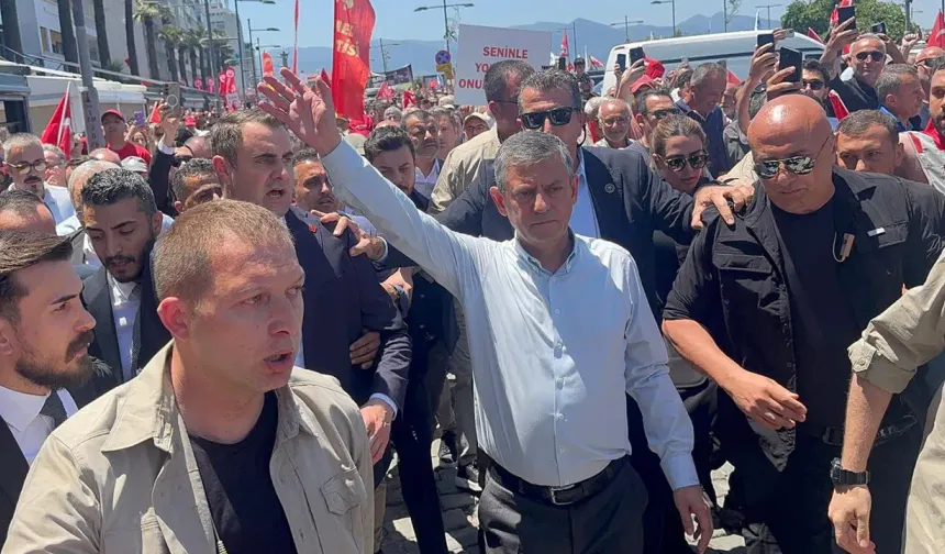 Özgür Özel, İzmirlilerle birlikte Gündoğdu Meydanı'na yürüdü