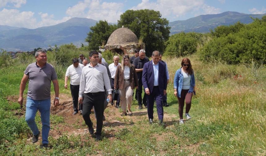 Başkan Tugay, Kirazlılara yol ve asfalt yapma sözü verdi