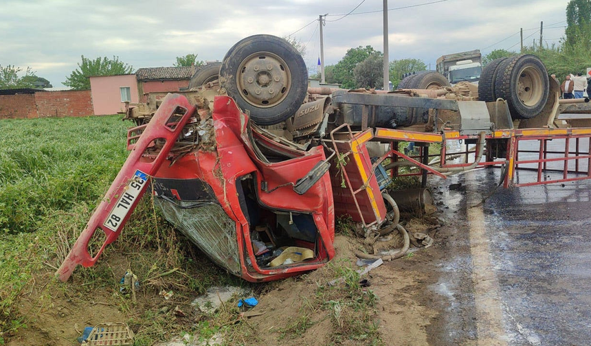 İzmir Ödemiş'te feci kaza: Otomobille süt kamyonu çarpıştı