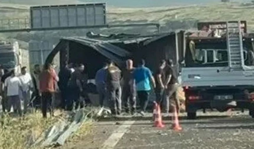 İzmir'de lastiği patlayan tır, bariyerlere çarpıp devrildi: 2 ölü